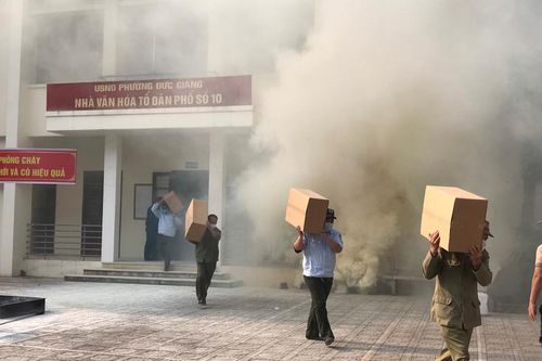 Xảy cháy nhà ở ngõ sâu, xe chữa cháy không tiếp cận được trong tình huống giả định