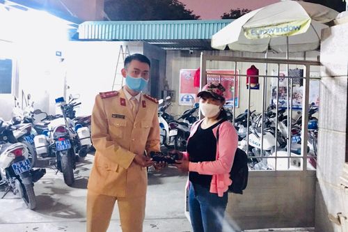Đánh rơi ví tiền, người phụ nữ may mắn được Cảnh sát giao thông giúp đỡ
