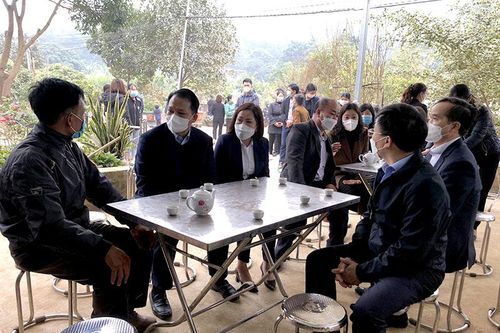 Thăm hỏi, động viên các gia đình có nạn nhân tử vong do sạt lở đất