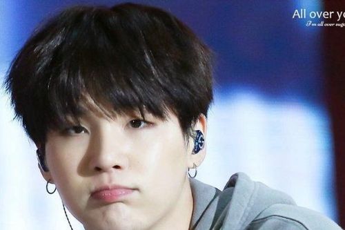 Suga (BTS) dương tính với COVID-19