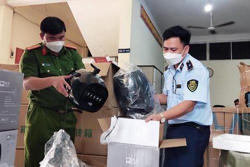 Tạm giữ số lượng lớn thực phẩm và hàng gia dụng không rõ nguồn gốc trị giá 1,2 tỷ đồng