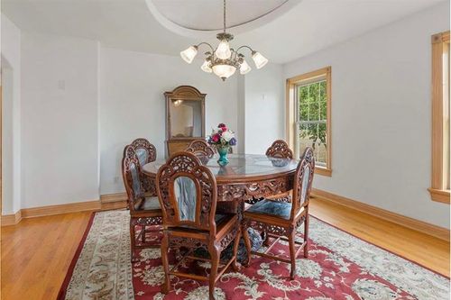 Phòng ăn cổ điển bỗng hóa hiện đại chỉ với 13 triệu đồng