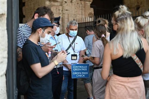 Italy tăng cường các biện pháp chống dịch dịp Lễ Giáng sinh và Năm mới