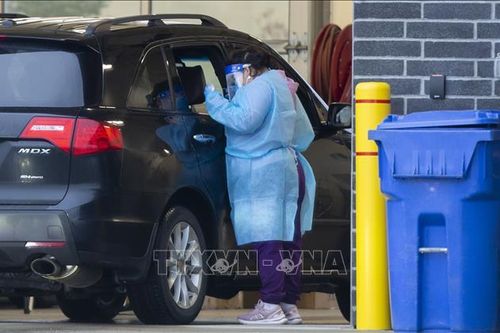 Các tỉnh đông dân của Canada ghi nhận số ca mắc COVID-19 trong ngày cao kỷ lục