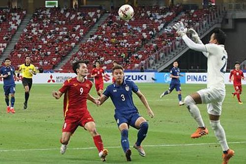 CĐV Thái Lan: 'Nếu Thái Lan bị thổi phạt đền thì Việt Nam chỉ còn 7 người'