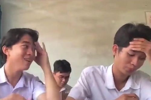 Clip: Ngồi cạnh đứa bạn nghịch ngợm nói không ngừng nghỉ, biểu cảm của nam sinh khiến dân tình cười lăn