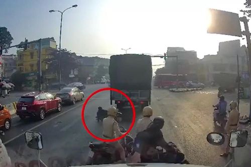 Clip: Phóng xe thông chốt CSGT, nam thanh niên tông thẳng vào đuôi xe tải ngã sõng soài