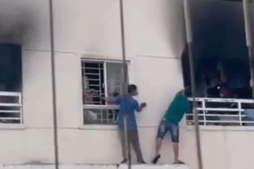Căn hộ chung cư ở TP.HCM bất ngờ bốc cháy ngùn ngụt, 6 người mắc kẹt hô hoán kêu cứu