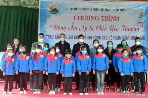 Hơn 1.140 áo ấm trao tặng học sinh khó khăn huyện Điện Biên Đông