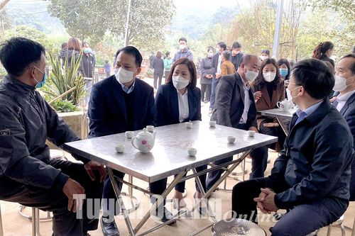 Lãnh đạo các sở, ngành, huyện Sơn Dương thăm hỏi các gia đình nạn nhân bị sạt lở đất ở Thượng Ấm