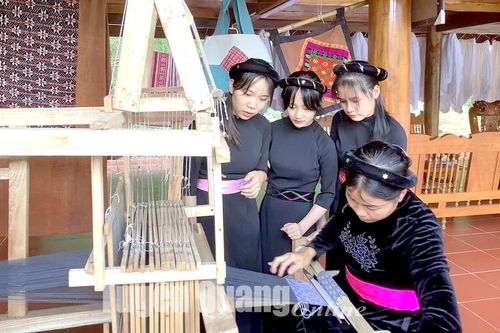 Mong ước nâng tầm thổ cẩm quê hương