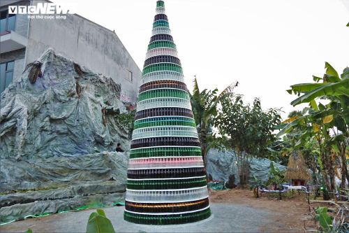 Độc đáo cây thông Noel làm từ 15.000 vỏ chai bia
