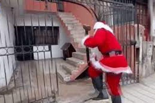 Ông già Noel vác búa bắt tội phạm như phim và loạt 'sự cố' hài hước khi giao quà