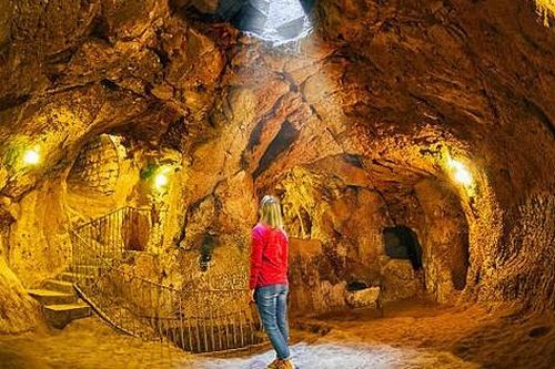 Người đàn ông phát hiện ra cả một thành phố cổ sâu 18 tầng dưới... nền nhà mình