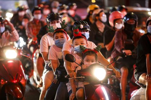 Trung tâm TP.HCM kẹt xe đến khuya trong đêm Noel