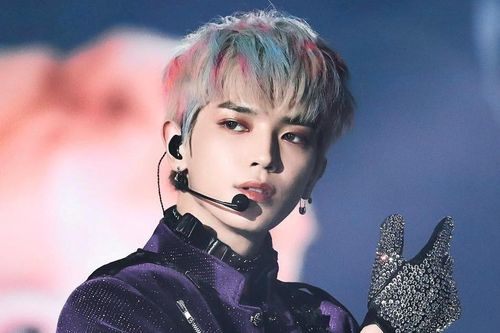 Nhóm NCT tặng CD 'Universe' kèm chữ ký cho fan Việt trên Zing MP3