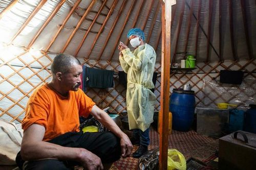 Vượt thảo nguyên ở quê hương Thành Cát Tư Hãn để tiêm mũi 3 cho dân