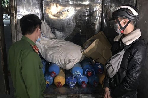 Bắt xe tải chở 'khí cười' đi bán cho dân chơi