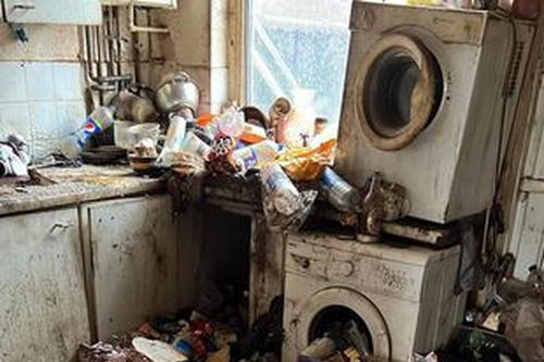 Phát hoảng với ngôi nhà cho thuê 18 năm chất đống cao đầy rác