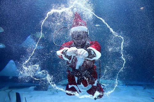 Cách đón Giáng sinh 'dị' của 'ông già Noel' trên khắp thế giới