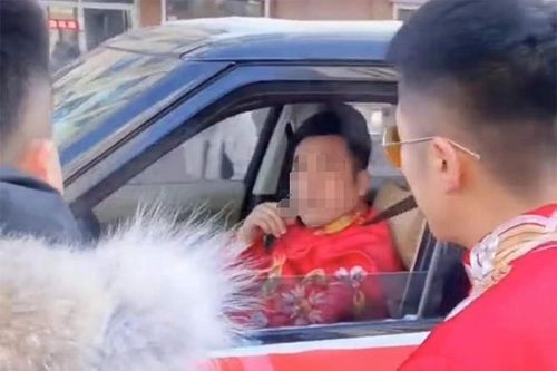 Bạn trai cũ chen ngang đoàn rước dâu khiến chú rể 'sôi máu'