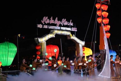 Ngắm nét thơ mộng rực sắc hoa đăng đêm Giáng sinh ở phố cổ Hội An