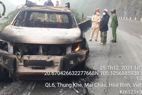 Hòa Bình: Xe bán tải bốc cháy trên quốc lộ 6