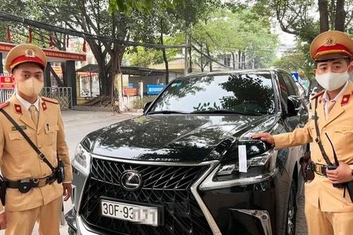 Hà Nội: Phát hiện xe sang đeo biển của xe khác