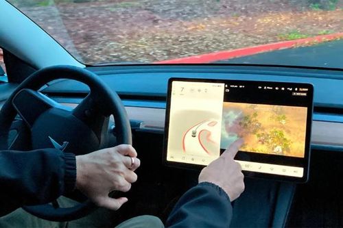 Cho phép tài xế chơi game khi đang lái xe, hãng Tesla bị điều tra