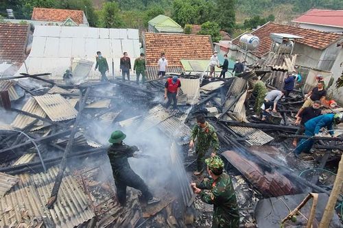 Hỏa hoạn thiêu rụi nhà dân ở huyện biên giới Kỳ Sơn