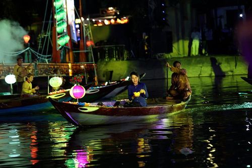 Hội đèn lồng rực rỡ trong đêm 'Chung tay thắp sáng Hội An'