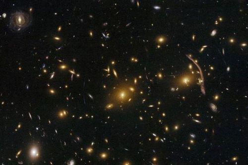 Hubble đã phát hiện ra một con rồng vàng bí ẩn cách chúng ta 4 tỷ năm ánh sáng, trải dài 5 thiên hà!