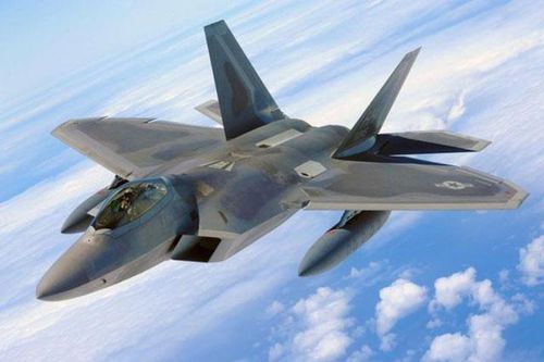 Tiêm kích F-22 của Mỹ bất ngờ lộ diện với bộ giáp 'trong như gương'