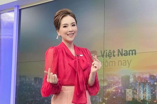 Mấy ai được như Mai Ngọc, diện toàn màu hồng sến sẩm mà vẫn ghi điểm sành điệu
