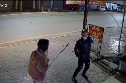 Clip: Dở khóc dở cười cảnh vợ cầm cán chổi vụt tới tấp chồng vì đi nhậu về muộn