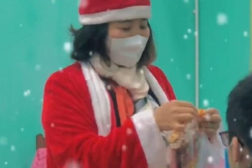 Cô giáo hóa thân thành 'bà già Noel' đến từng bàn tặng quà cho học sinh khiến dân tình 'thả tim' rần rần