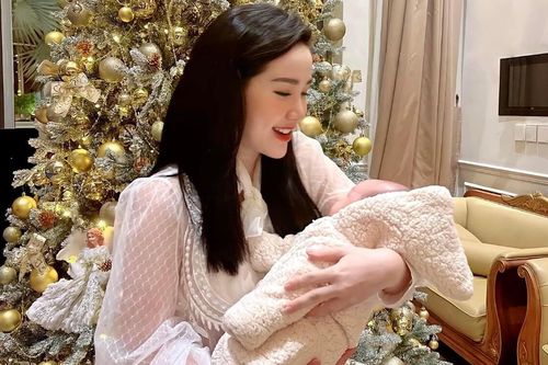 Bảo Thy 'xả kho' loạt ảnh xinh lung linh cùng quý tử đầu lòng trong đêm Giáng sinh