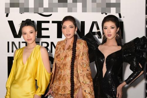 Chị em hoa hậu Đặng Thu Thảo - Yến Trang - Tường Vy xúng xính váy đầm, ngồi front row xem thời trang