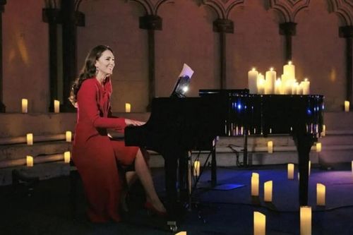 Công nương Kate khoe tài chơi piano mừng Giáng sinh khiến người hâm mộ xuýt xoa