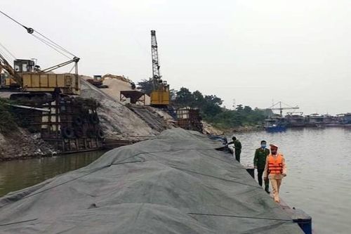 Bắc Giang: Bắt giữ tàu vận chuyển 700 tấn tro xỉ than không rõ nguồn gốc