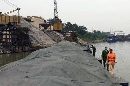 Phát hiện tàu vận chuyển 700 tấn than xỉ không giấy tờ trên sông Thương