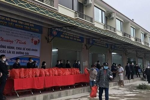 Tặng gần 1.000 'túi an sinh' cho lái xe đang mắc kẹt ở cửa khẩu