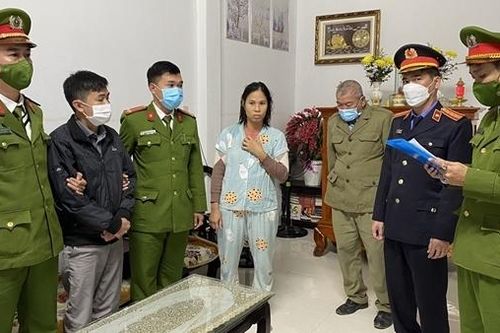 Nhân viên cây xăng bán hơn 1.000 hóa đơn khống