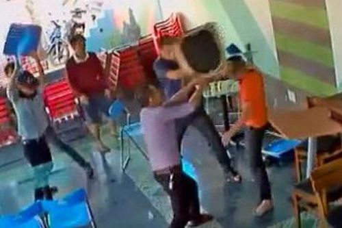 Thấy bạn gái ngồi với người khác, nhóm thanh niên hỗn chiến vì tức tối