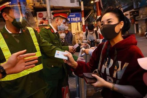 Hà Nội: Xử phạt nhiều bãi trông giữ xe tự phát trong đêm Noel