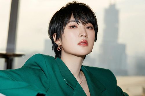 Ái nữ tập đoàn Huawei chật vật tìm chỗ đứng ở showbiz