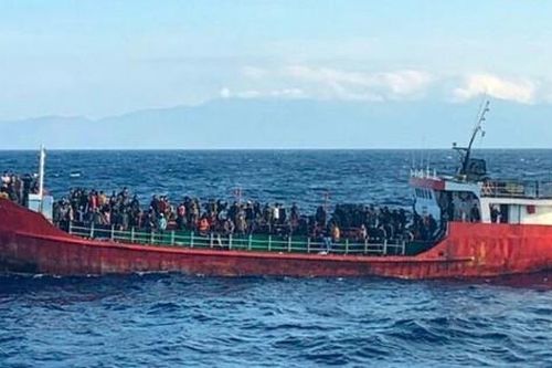 Tàu buôn người bị lật nhấn chìm hàng chục người giữa biển