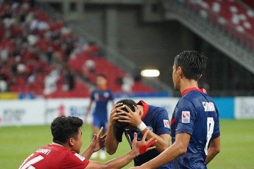 Đội trưởng Indonesia khiêu khích cầu thủ sút hỏng phạt đền của Singapore
