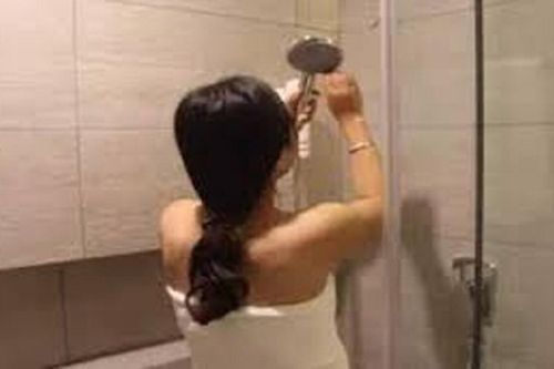 Bắt quả tang hàng xóm nhìn trộm vợ mình tắm, lời khai của gã ta càng khiến anh chồng choáng váng hơn