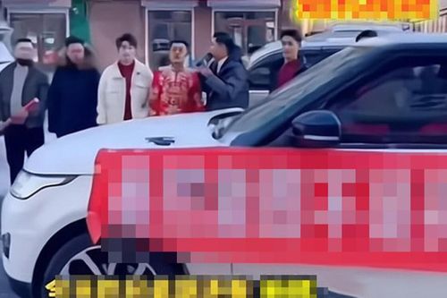 Đang đi rước dâu thì bị xe chặn ngang, chú rể ra xem thì giận tím mặt khi biết danh tính kẻ khiêu khích